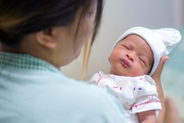 kraamzorg houdt pasgeboren baby vast