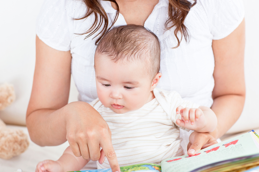 Baby en moeder lezen samen