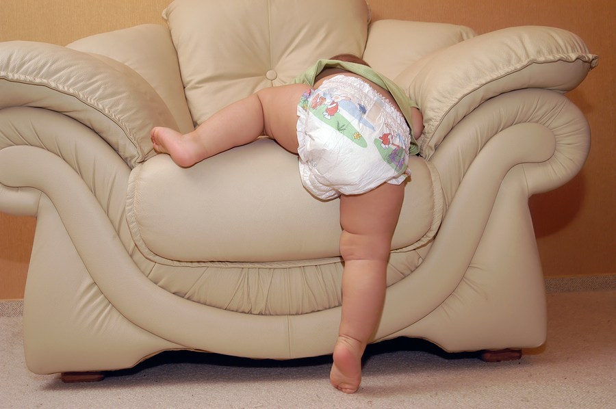 Baby klimt op bank