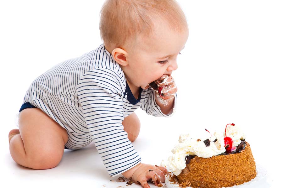 Baby met meptaart op zijn eerste verjaardag