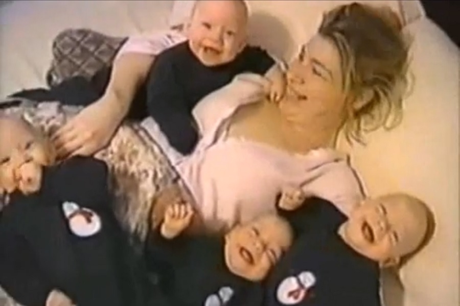 Moeder met 4 baby's op film