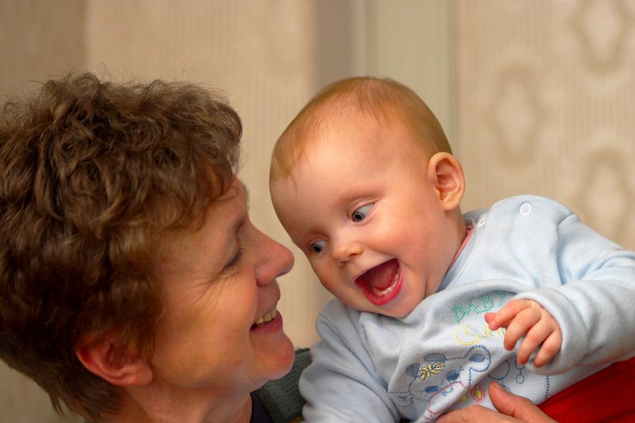 Oma met baby op omadag