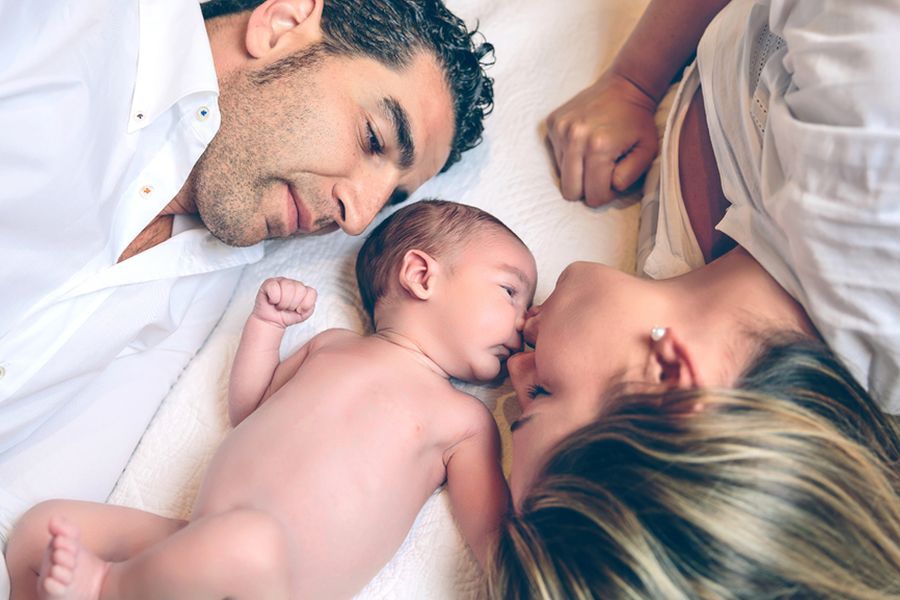 baby-van-0-weken-oud-ligt-tussen-ouders