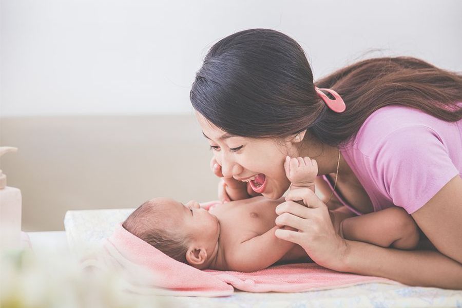 Moeder zingt voor baby van 3 weken oud