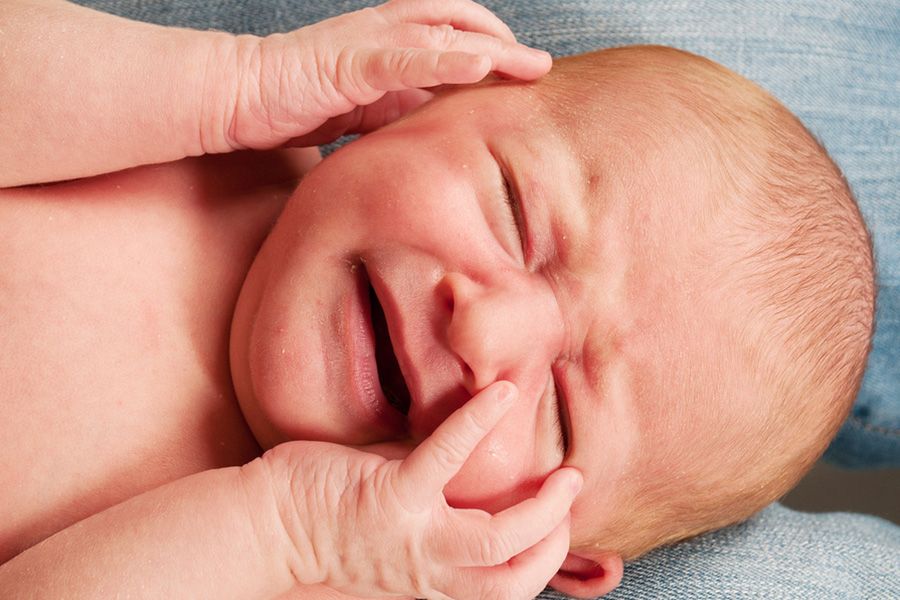 Baby van 4 weken oud huilt