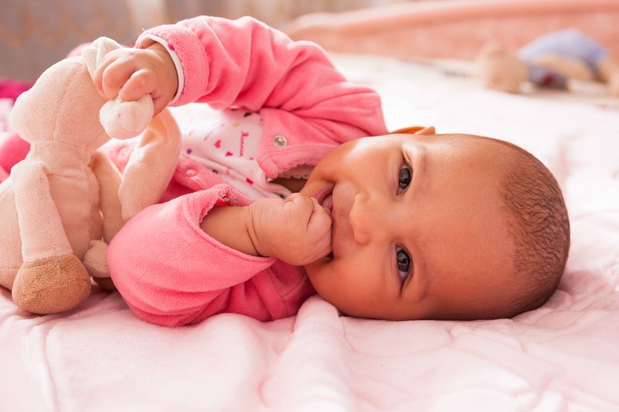 Baby van 5 weken oud lacht echt