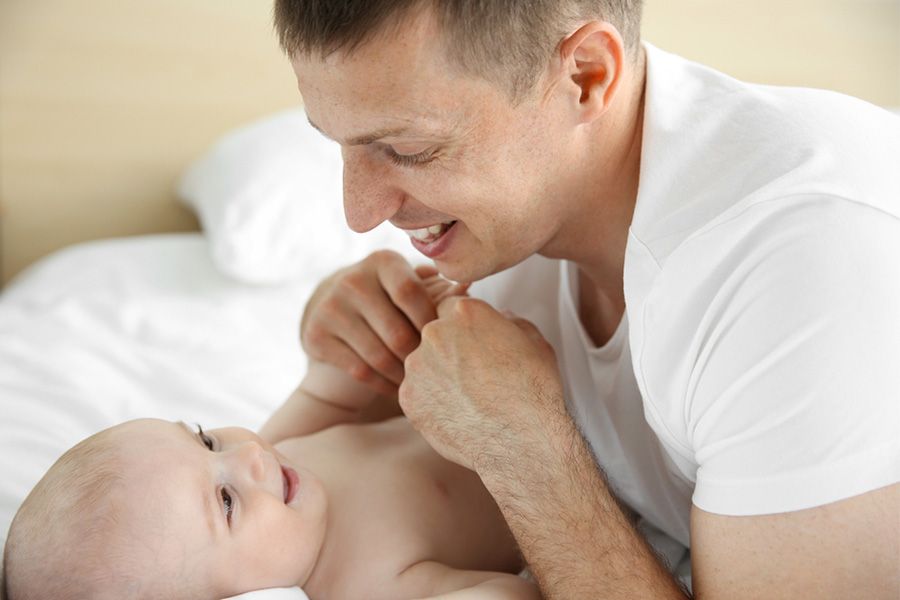 Vader laat baby van 5 weken oud lachen