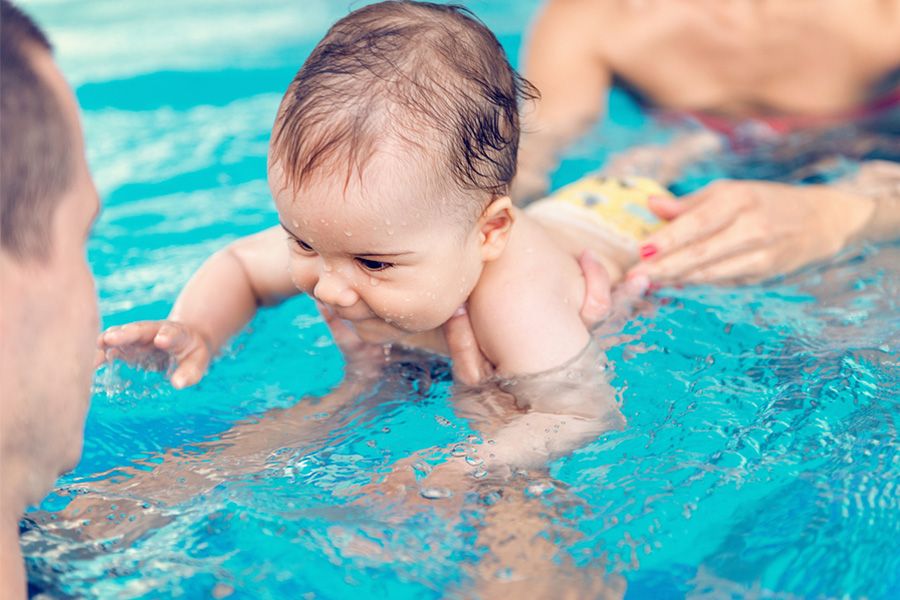 8 weken oude baby is aan het babyzwemmen