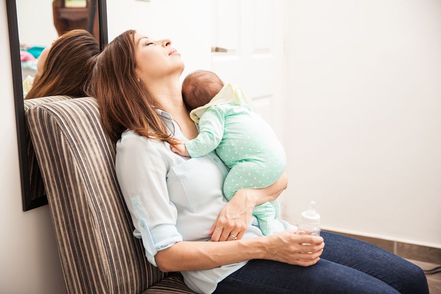 Moeder met 8 weken oude baby is vermoeid