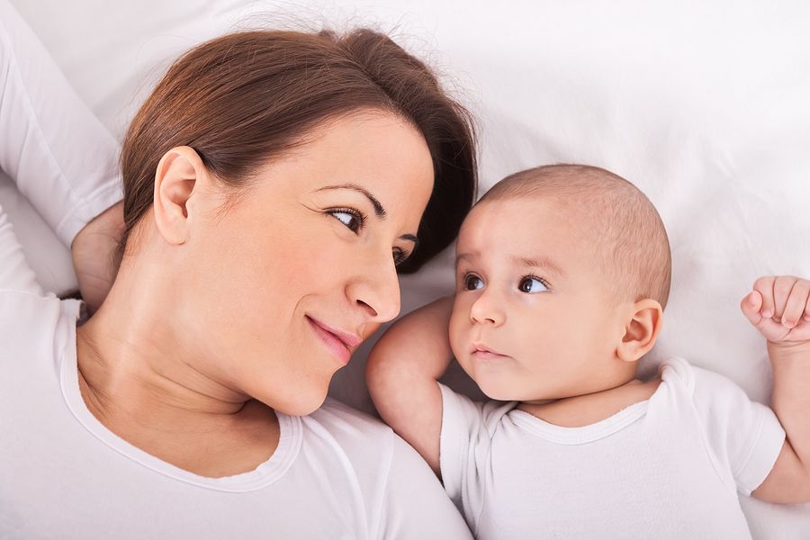 Moeder en 9 weken oude baby kijken naar elkaar