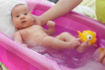 Motivatie achterzijde onduidelijk Je baby in bad doen – 24Baby.nl