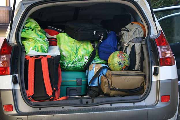 Kofferbak auto vol met bagage voor de vakantie