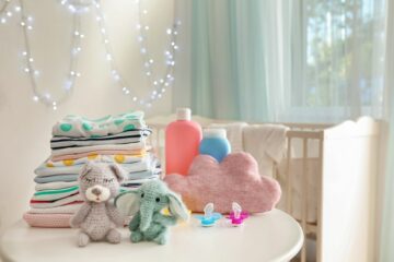 stapel babykleding uit de garderobe van een pasgeboren baby