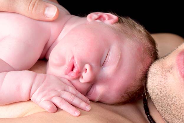 Huidhonger baby wordt gestild bij de vader