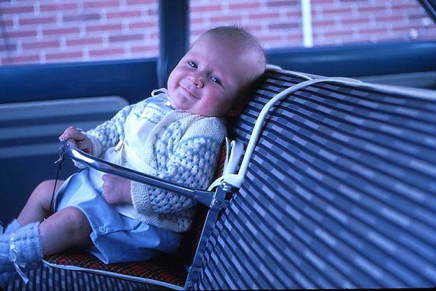 Een baby veilig in de auto