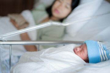 moeder en baby na bevalling