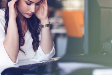 vrouw heeft last van hoofdpijn tijdens de zwangerschap