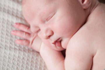 Newborn fotoshoot - close up van een baby