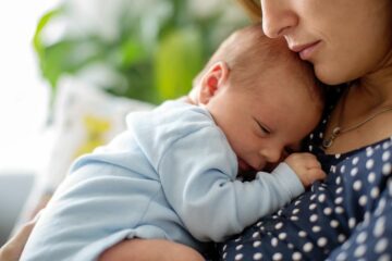 Moeder troost baby die last heeft van regeldagen