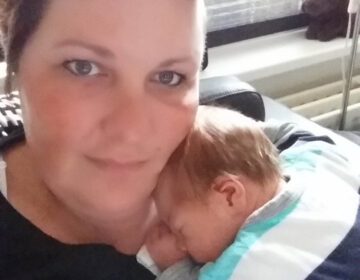 Karlien met haar pasgeboren baby vlak na de bevalling