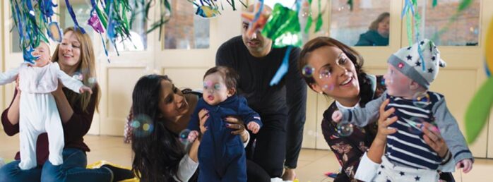 Ouders spelen met hun baby en blazen bellen