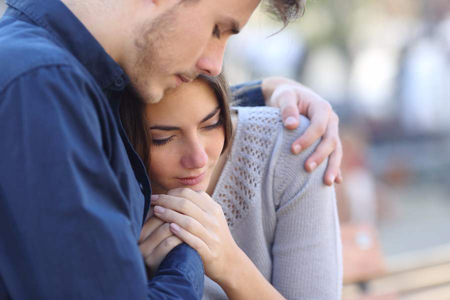 Verdrietige man en vrouw zoeken troost bij elkaar