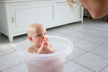 baby in tummy tub