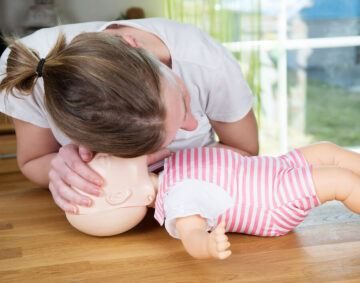 EHBO: luisteren naar ademhaling baby