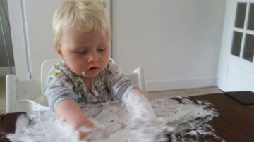 Kindje speelt met scheerschuim, Baby 10 maanden schuimparty
