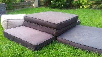 Kussens in tuin voor baby bootcamp
