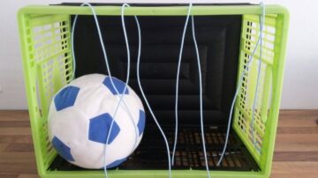 Bal in krat als voetbalgoal voor baby