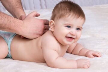 Baby traint nek- en rugspieren met papa