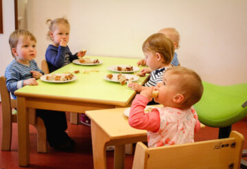 Baby's eten samen