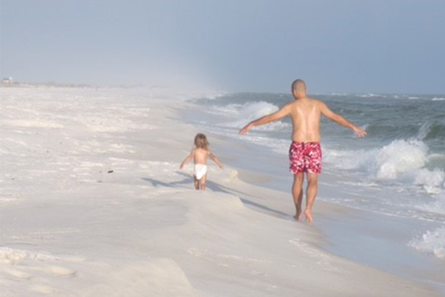 Kindje en vader spelen in water