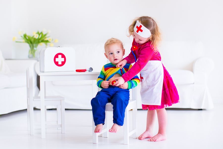 Jongetje en meisje spelen doktertje