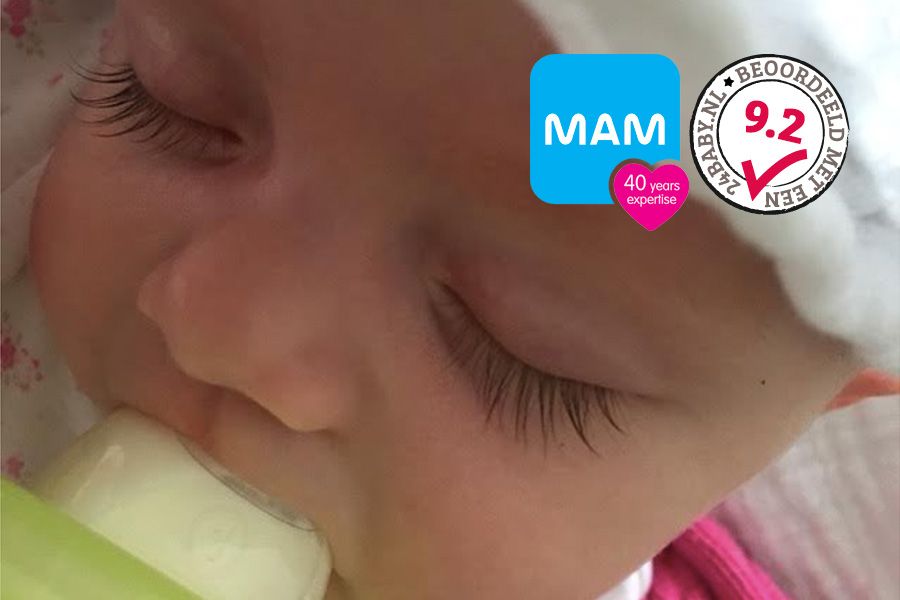 dochtertje-Liz-drinkt-uit-mam-anti-colic-flesje