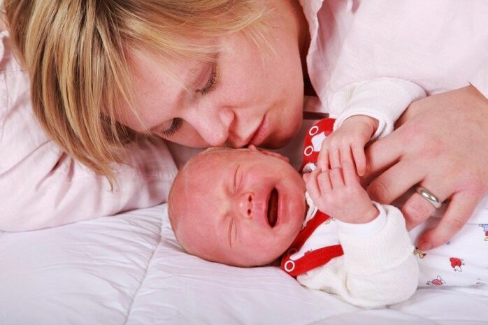 liefdevol-troosten-huilende-baby