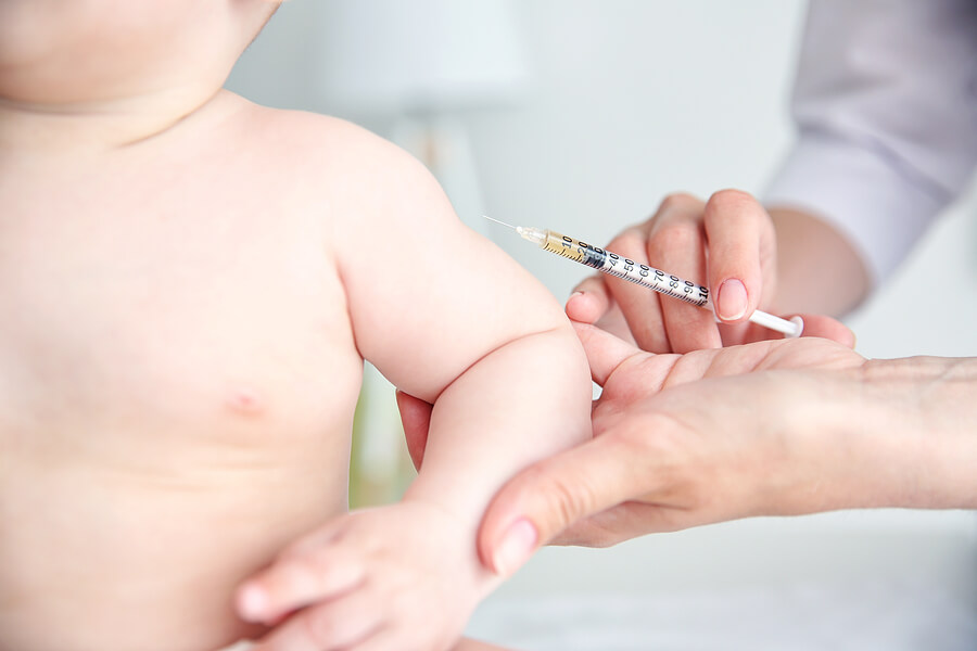 Arts is baby aan het vaccineren
