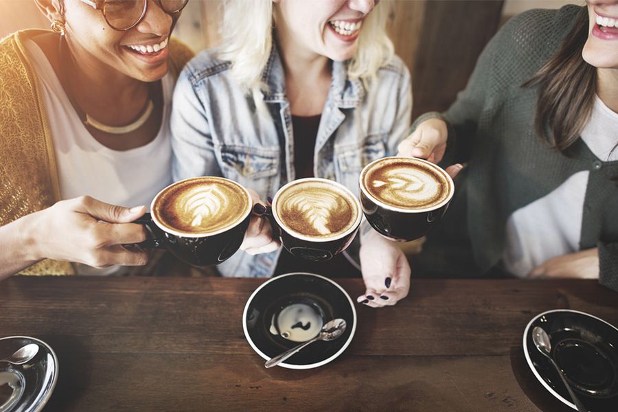 Moeders drinken koffie zonder baby