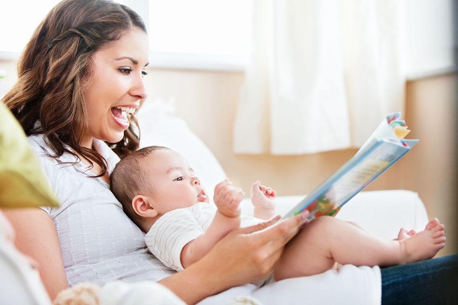 Moeder leest boekje voor aan baby van 11 weken oud