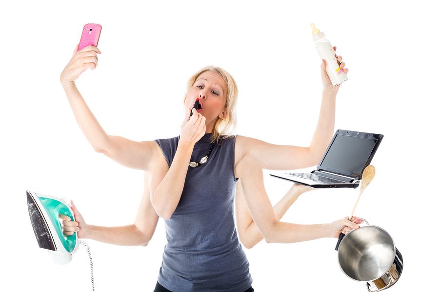 Moeder van 11 weken oude baby is aan het multitasken