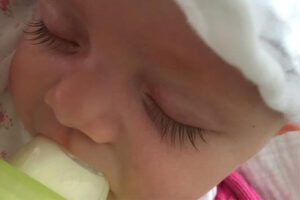 dochtertje-liz-drinkt-uit-mam-anti-colic-flesje