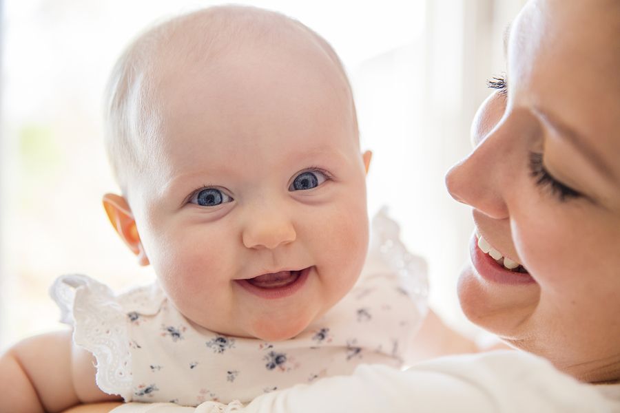 vrolijke-gezonde-baby-met-goed-immuunsysteem