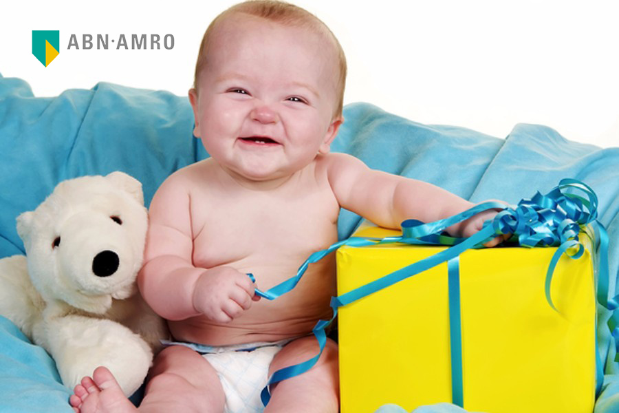 blije-baby-pakt-een-cadeautje-uit-van-abn-amro