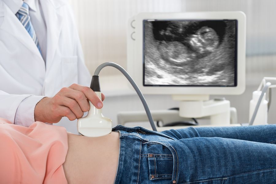 Zwangere vrouw krijgt echo