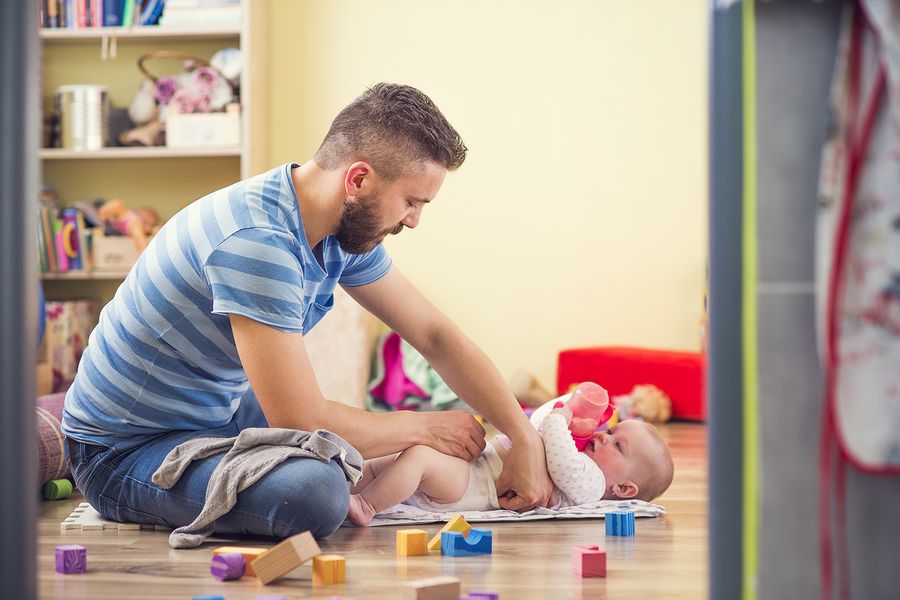 Vader verschoont luier van 14 weken oude baby