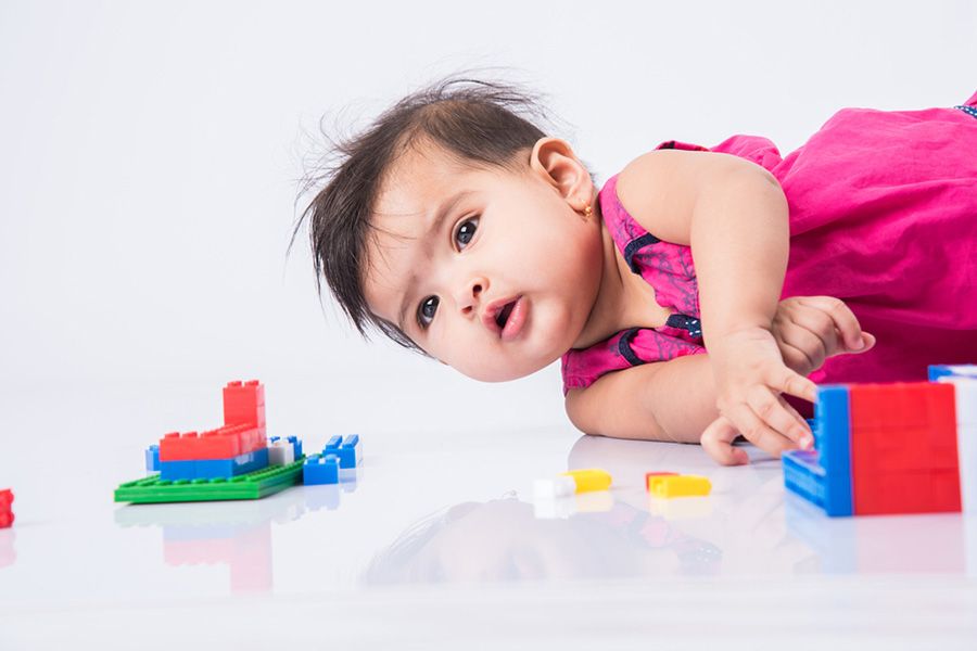 Baby-van-16-weken-oud-rolt-om-naar-speeltje
