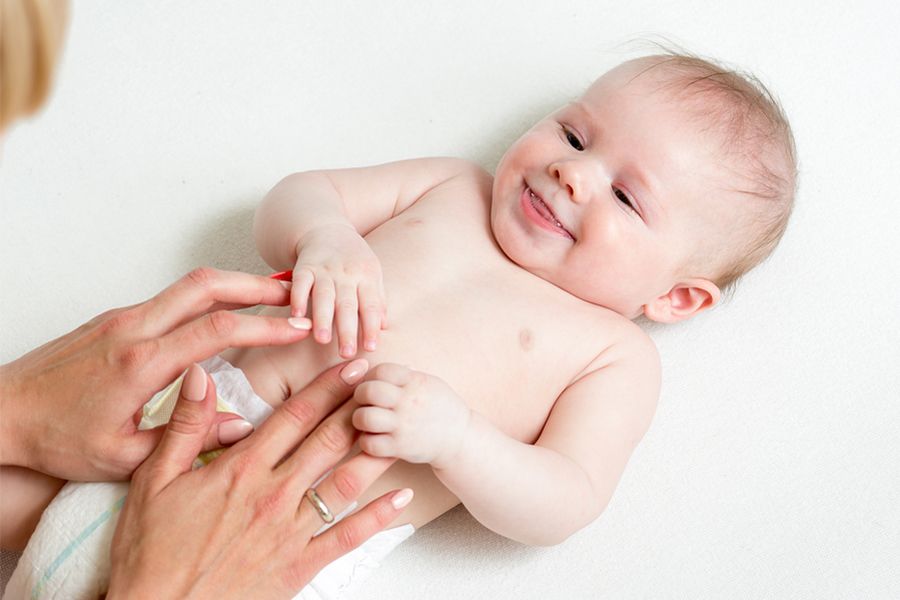 Moeder-kietelt-baby-van-17-weken-oud-op-zijn-buikje