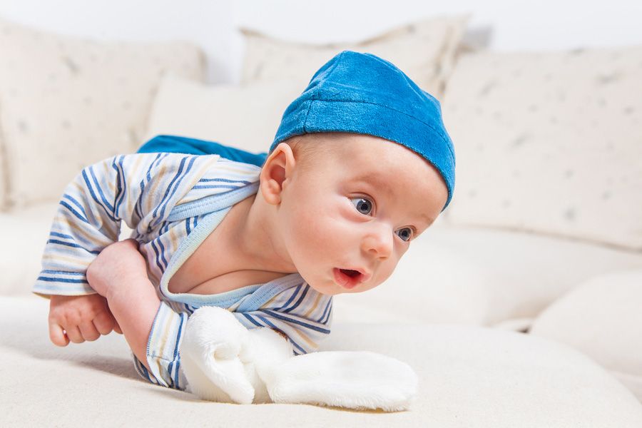 Baby van 21 weken oud rolt om en schrikt er zelf van