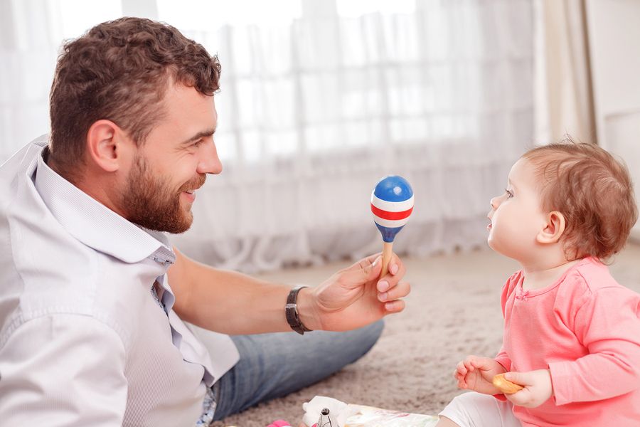Vader geeft rammelaar aan baby van 21 weken oud